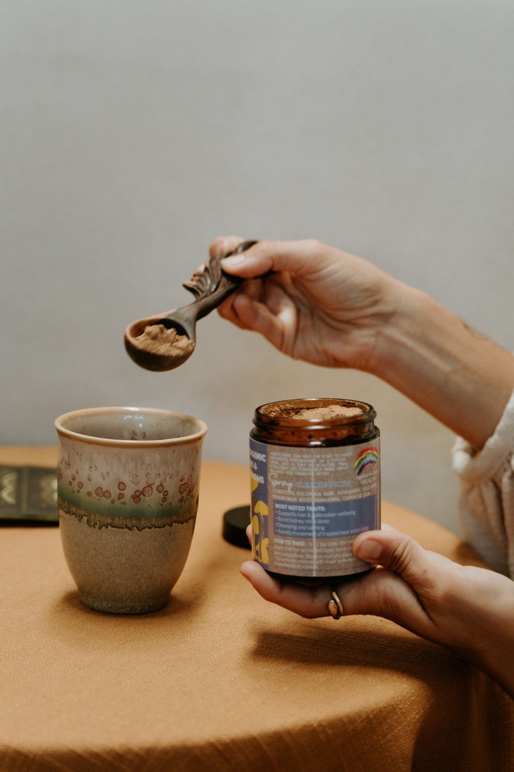 Spooning Spring Cleanse Blend into a mug